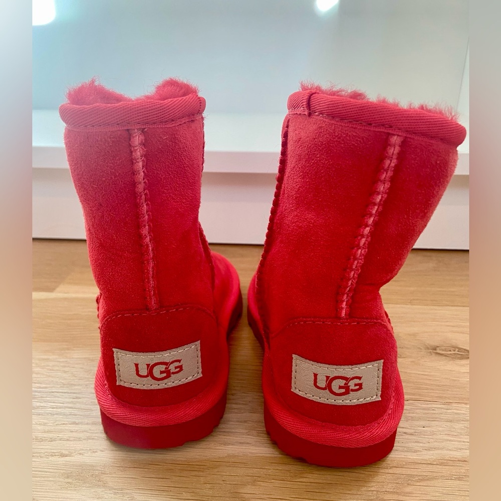Unworn Ugg Toddler Classic II boot in red sz 8